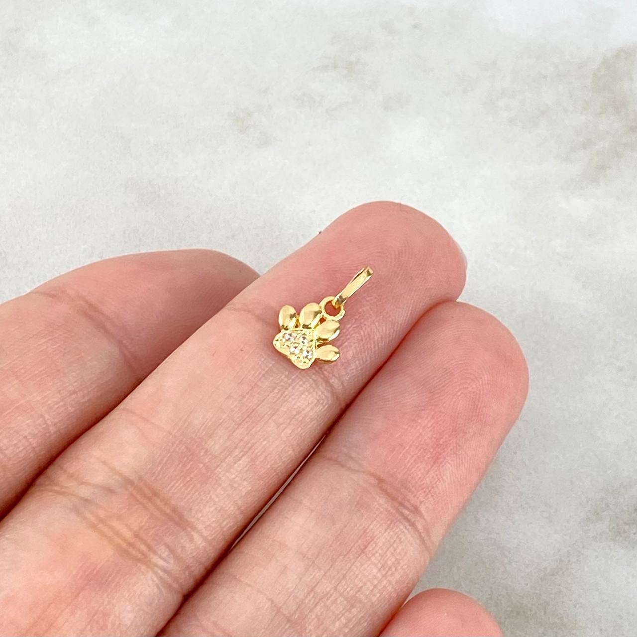 Dije Huella 0.35gr / 1.1cm / Circones Blancos Oro Amarillo ©