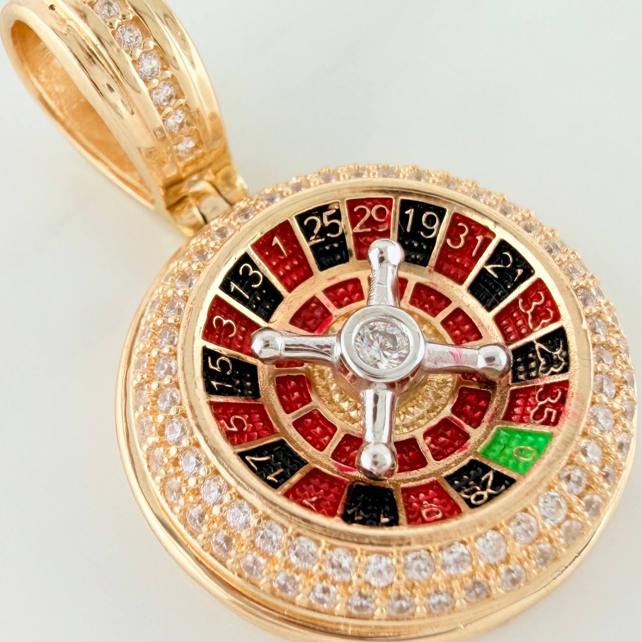 Dije Ruleta 6.6gr / 3cm / Dos Oros Amarillo Blanco 18K %