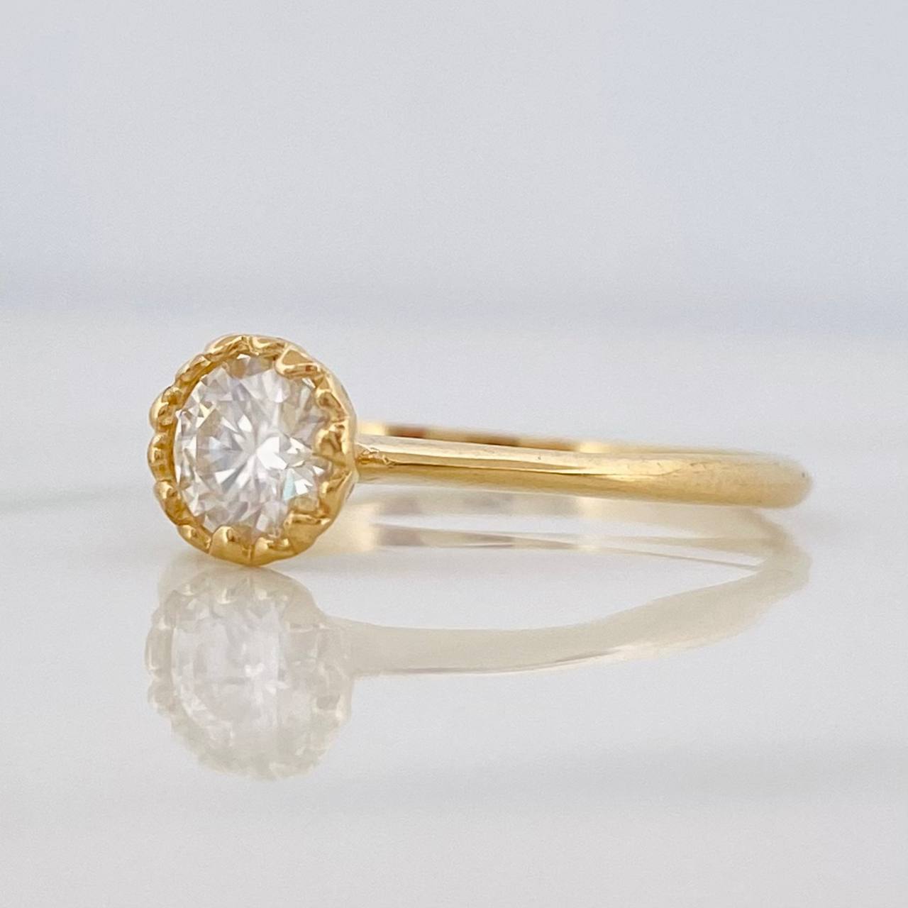 Anillo Solitario Circular Moisanita 0.50 Pts 1.65g / T7 1/4 Oro Amarillo 18K