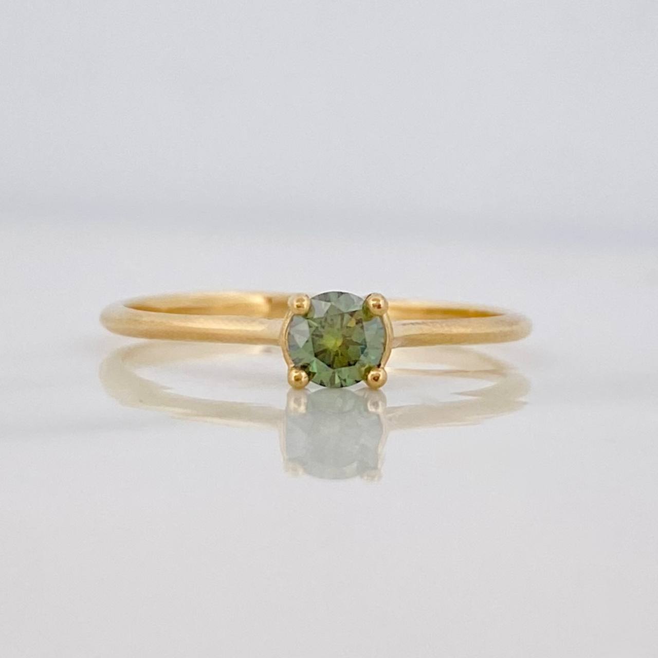 Anillo Solitario Moisanita 0.20 Pts 1.45g / T7 1/2 Oro Amarillo 18K