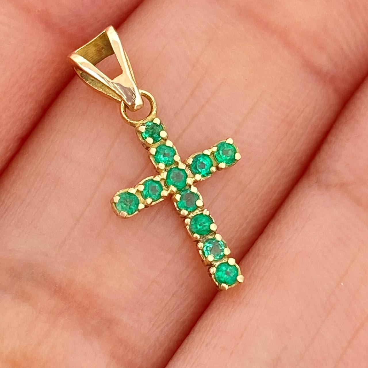 Dije Cruz Esmeraldas 0.6gr / 2cm / Oro Amarillo 18K &