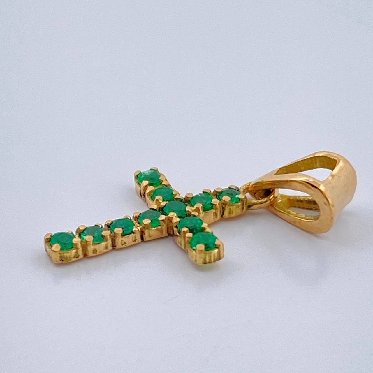 Dije Cruz Esmeraldas 0.6gr / 2cm / Oro Amarillo 18K &