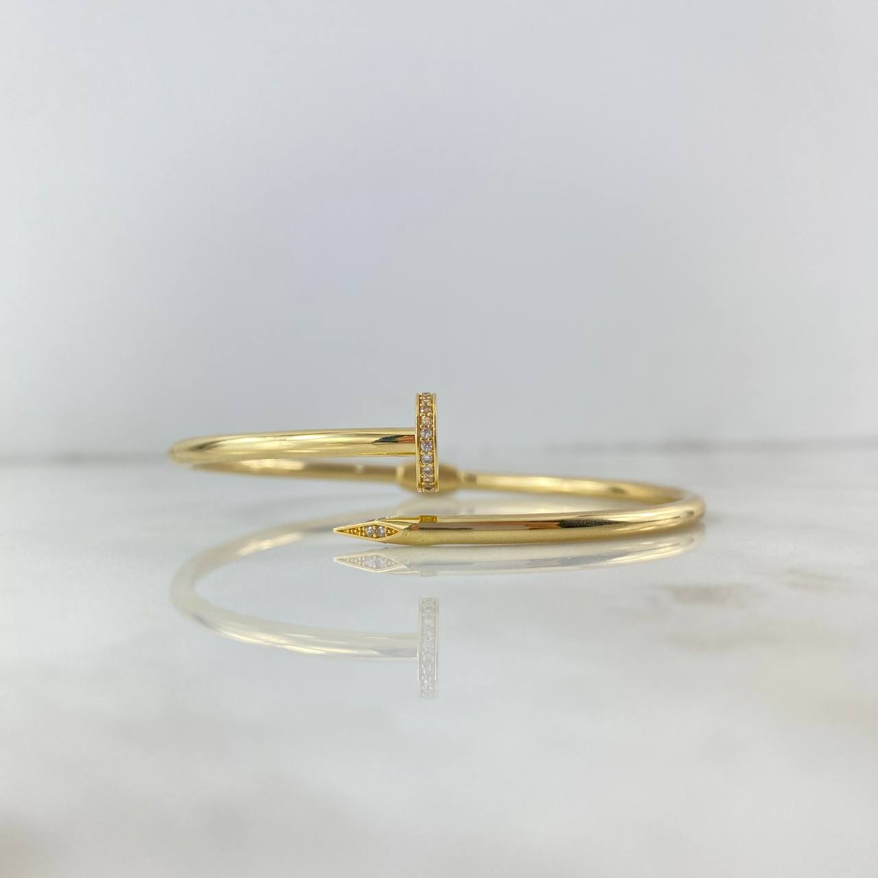 Pulso Abrazo Clavo 7.95gr / 19cm / 3mm Circones Blancos Oro Amarillo +4 ©