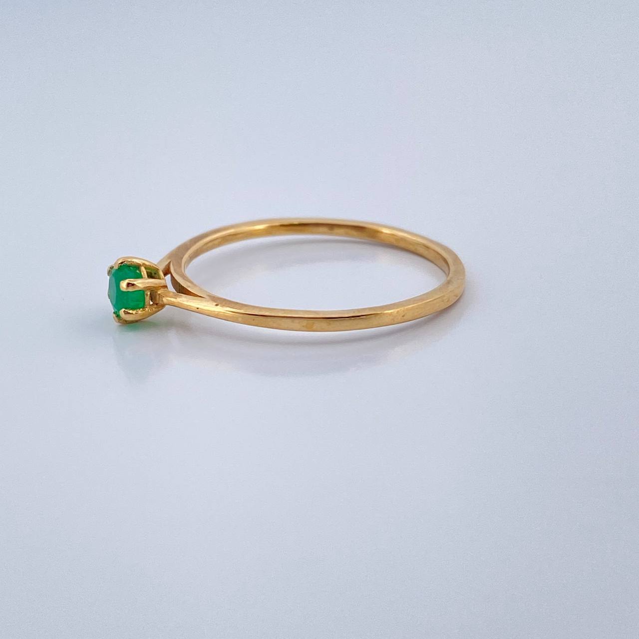 Anillo Solitario Seis Garras Esmeralda 1.25gr / T7 / Oro Amarillo 18K $