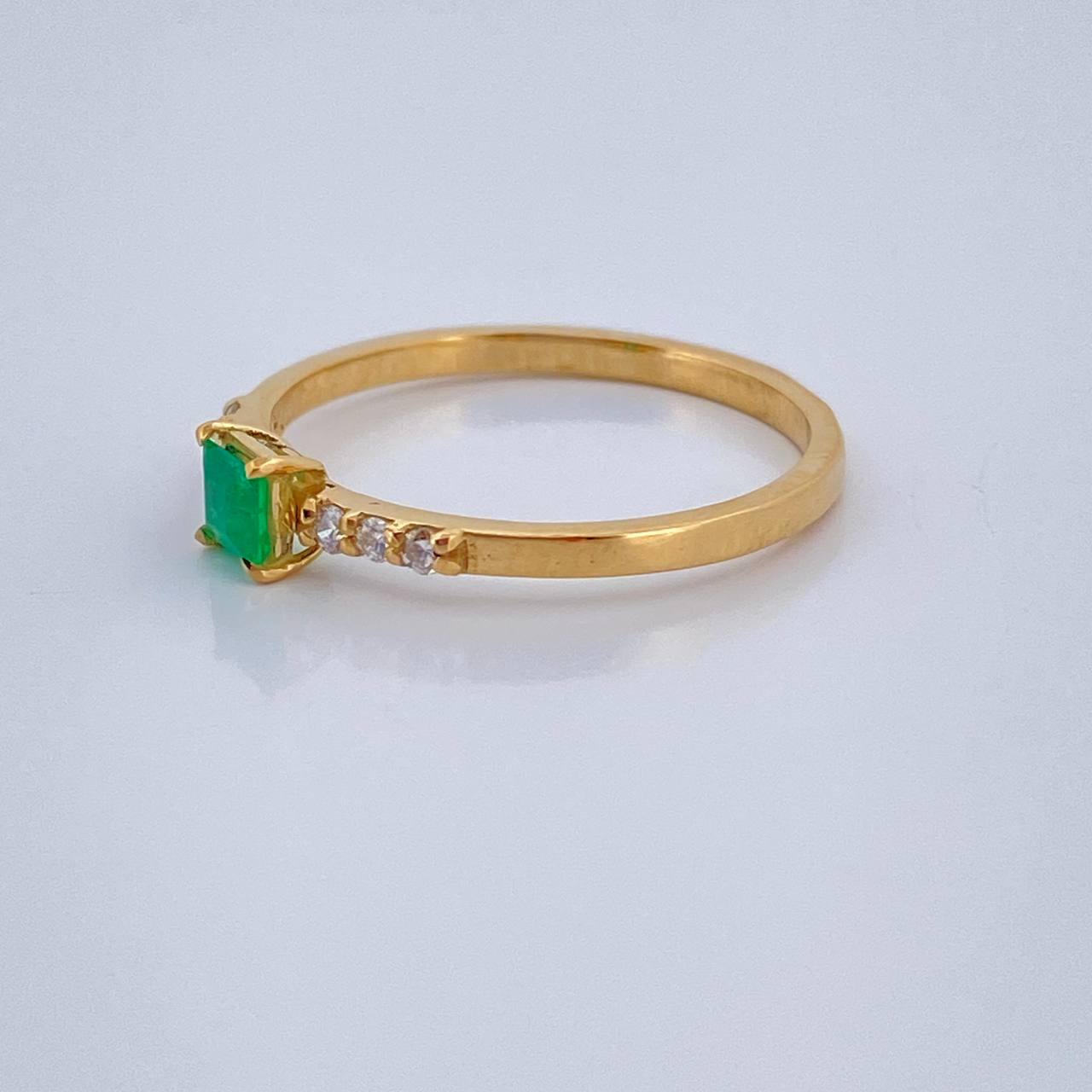Anillo Churumbela Cuadrado Esmeralda Diamantes 1.8gr / T7 3/4 / Oro Amarillo 18K $