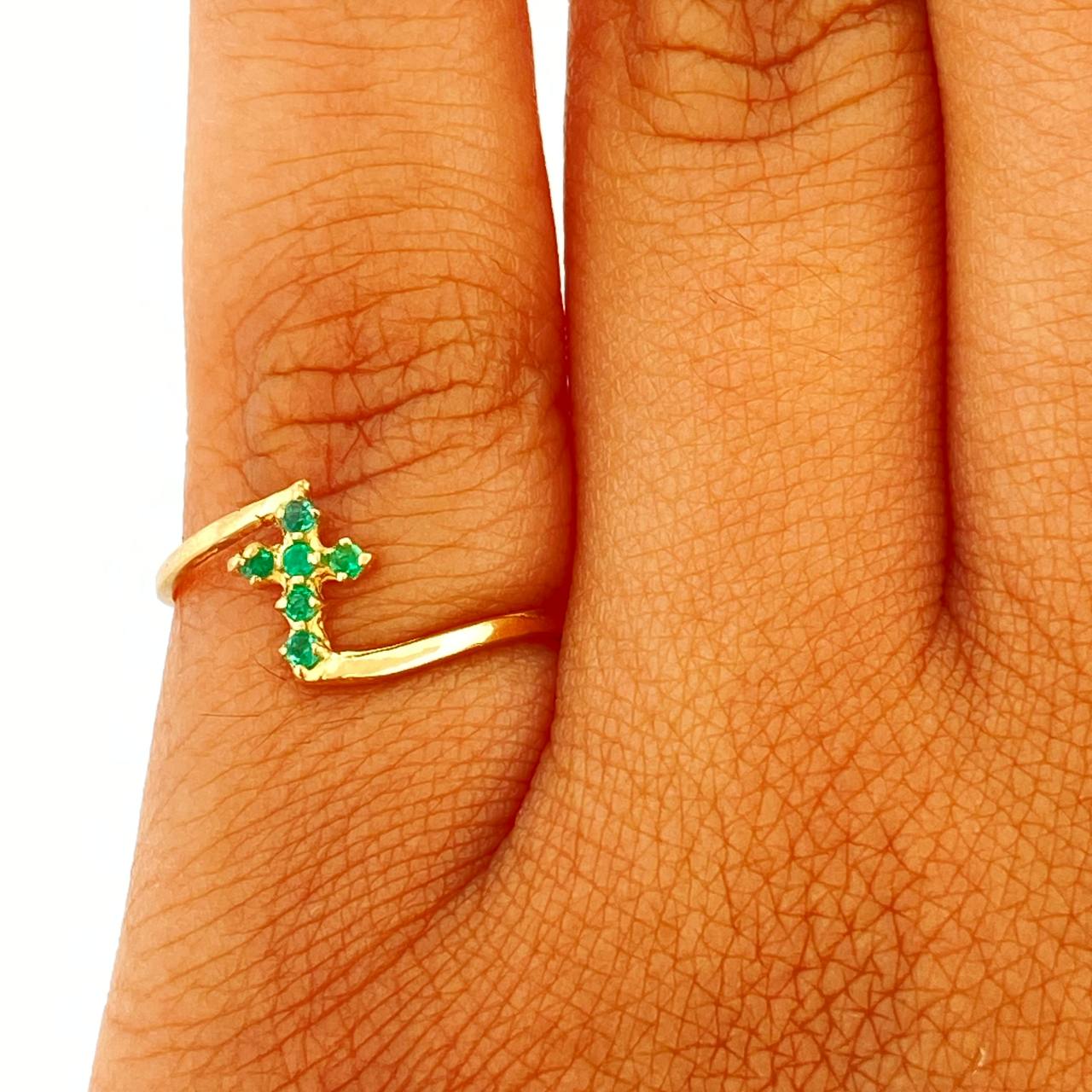 Anillo Cruz Eco Esmeraldas 1.1gr / T6 1/2 / Oro Amarillo 18K $