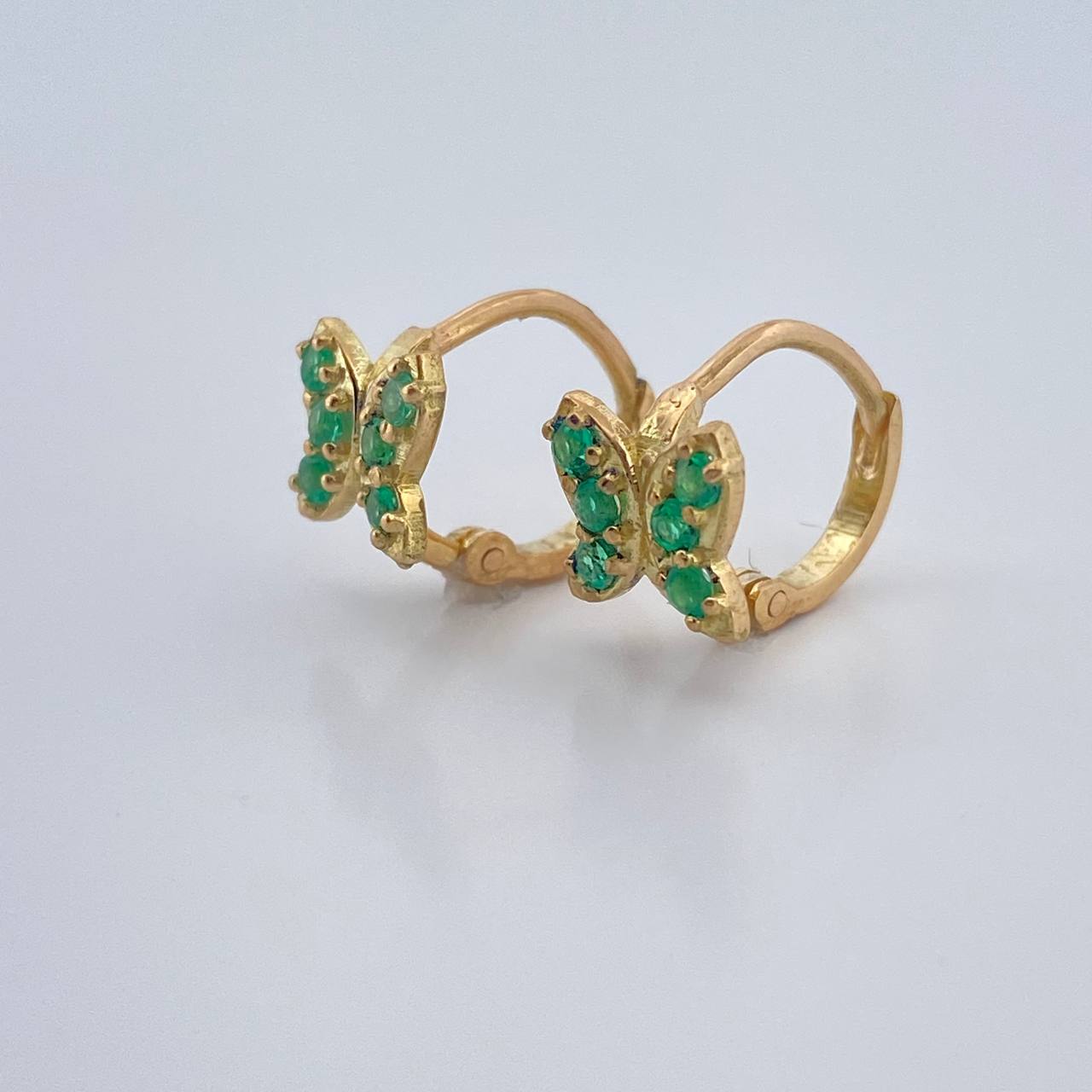 Candongas Mariposa Esmeraldas 1.7gr / 1cm / Oro Amarillo 18K $