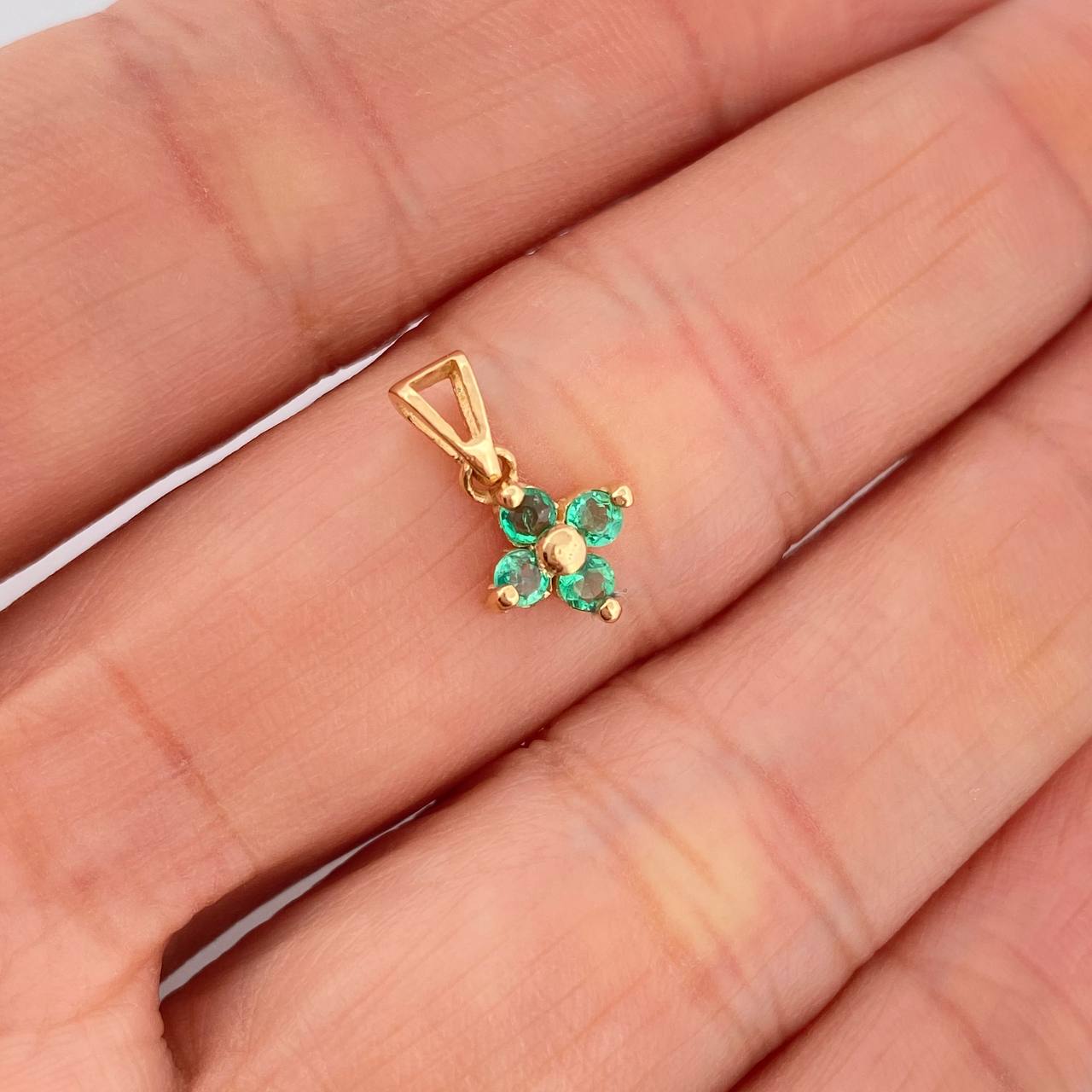 Dije Flor Esmeralda 0.8gr / 1.5cm / Oro Amarillo 18K &