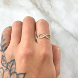 Anillo Infinito Tupido 1.2gr / T5 / Circones Blancos Oro Amarillo 18K