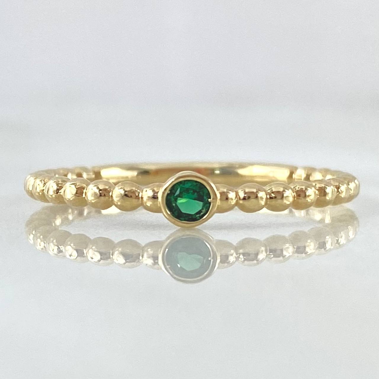 Anillo Solitario Bisel Esferas 1.75gr / T6 3/4 / Circon Verde Oro Amarillo 18K ©