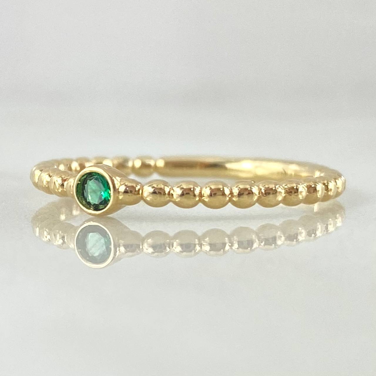 Anillo Solitario Bisel Esferas 1.75gr / T7 1/2 / Circon Verde Oro Amarillo 18K