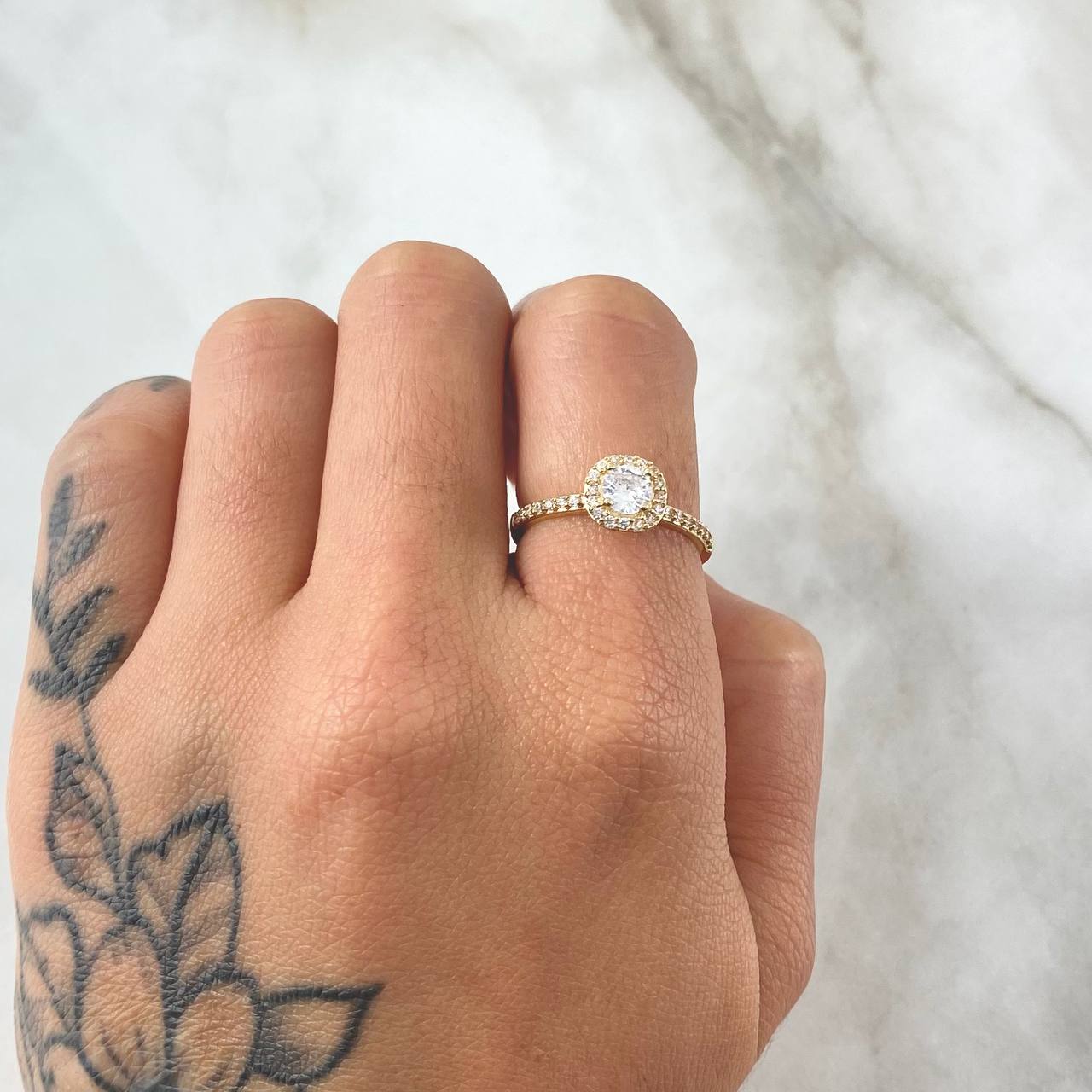 Anillo Solitario Halo Tupido 2.15gr / T6 / mm Circones Blancos Oro Amarillo 18K ©