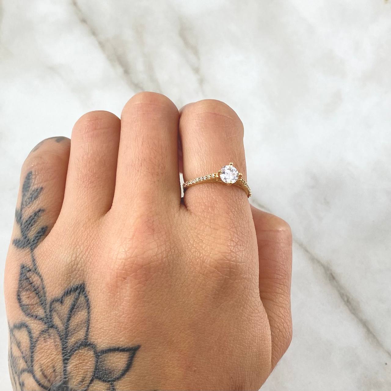 Anillo Solitario Puente Espiral Barroca 1.95gr / T5 1/2 / Circones Blancos Oro Amarillo 18K ©