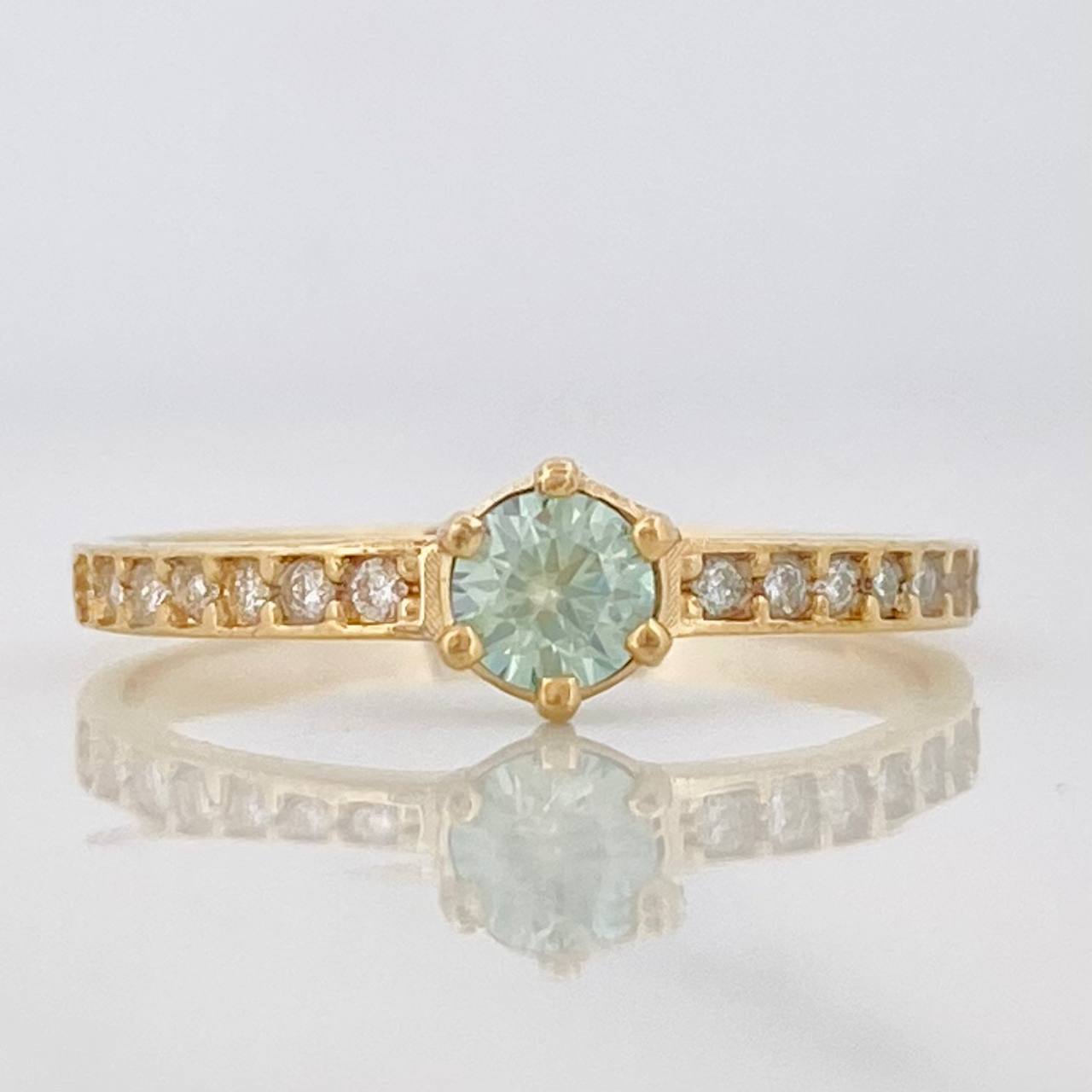 Anillo Solitario Churumbela Moisanitas 0.34 pts 1.8g / T7 Oro Amarillo 18K