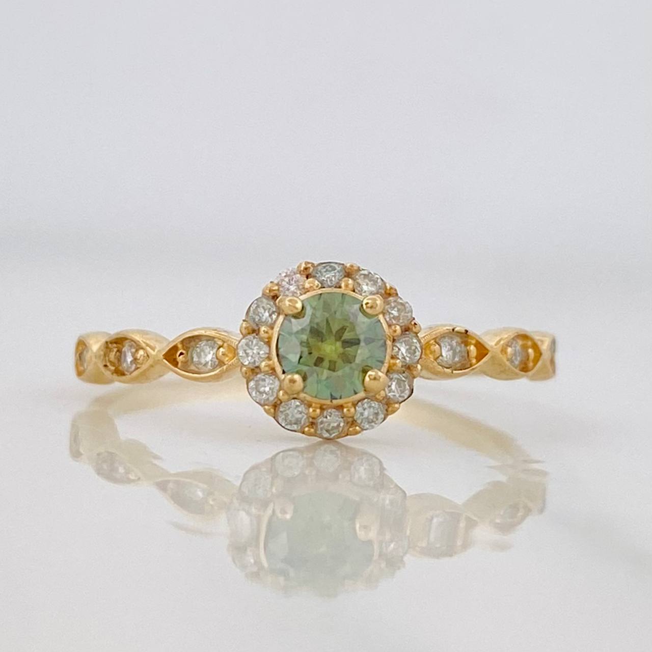 Anillo Halo Churumbela Moisanitas 0.38 pts 1.75g / T7 Oro Amarillo 18K