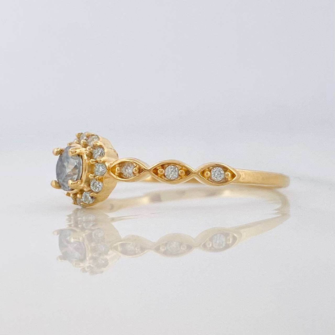 Anillo Halo Churumbela Moisanitas 0.38 pts 1.8g / T8 1/2 Oro Amarillo 18K