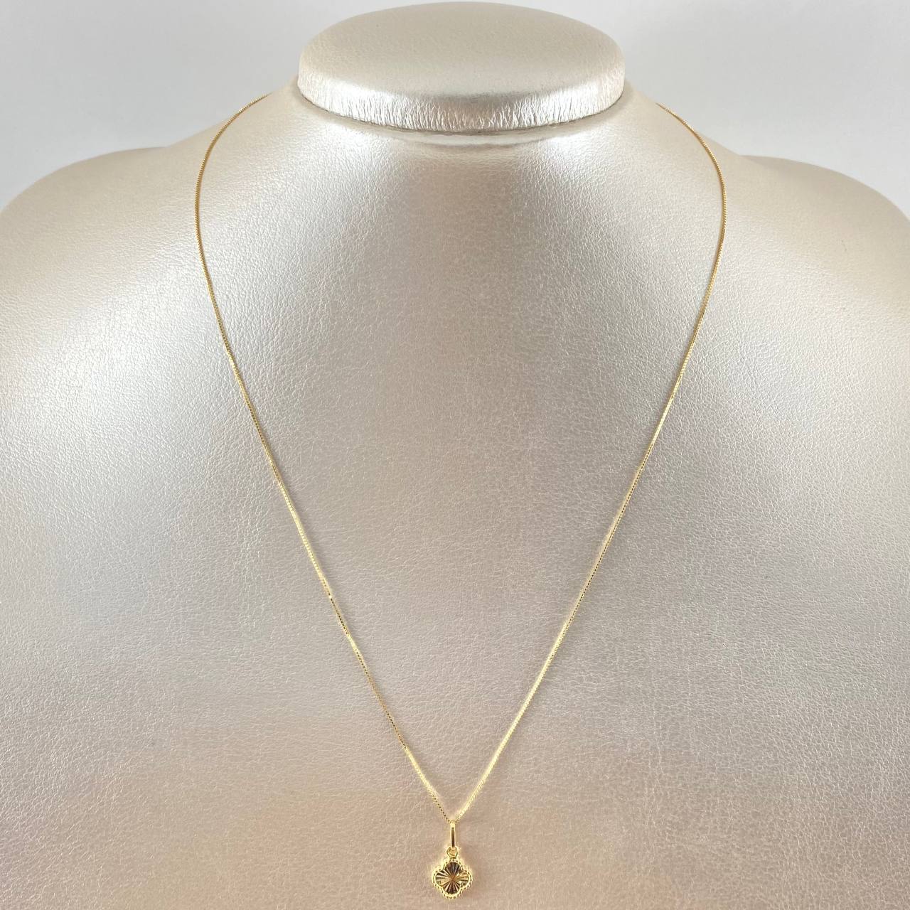 Set Cadena Veneciana 1gr / 45cm / 0.6mm + Dije Flor Trebol 0.5gr / 1.4cm / Diamantada 1.5gr Oro Amarillo 18K (Oferta)