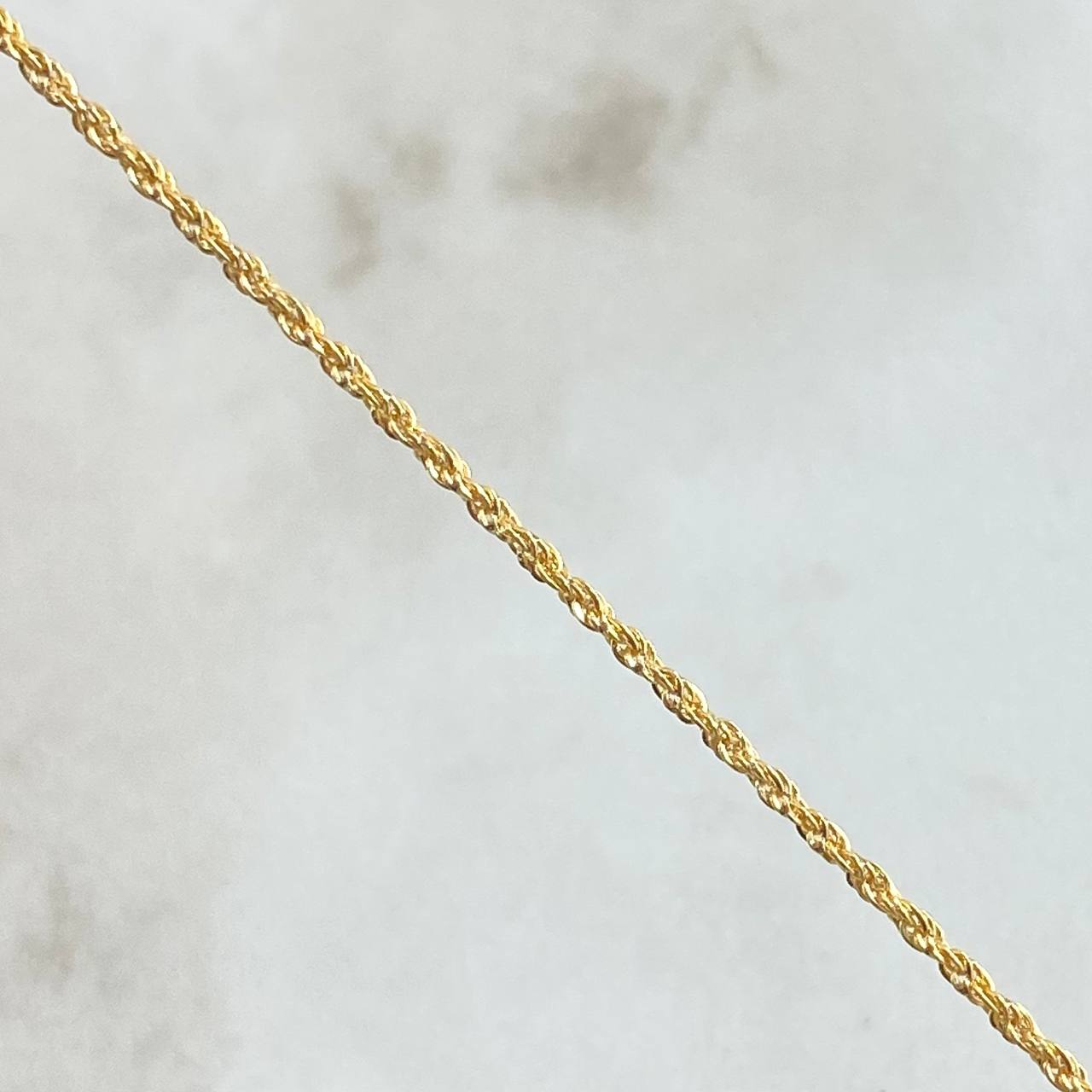 Set Cadena Lazo 1gr / 50cm / 1.2mm + Dije Virgen Guadalupe 0.35gr / 1.5cm / 1.35gr Oro 18K (Oferta) *