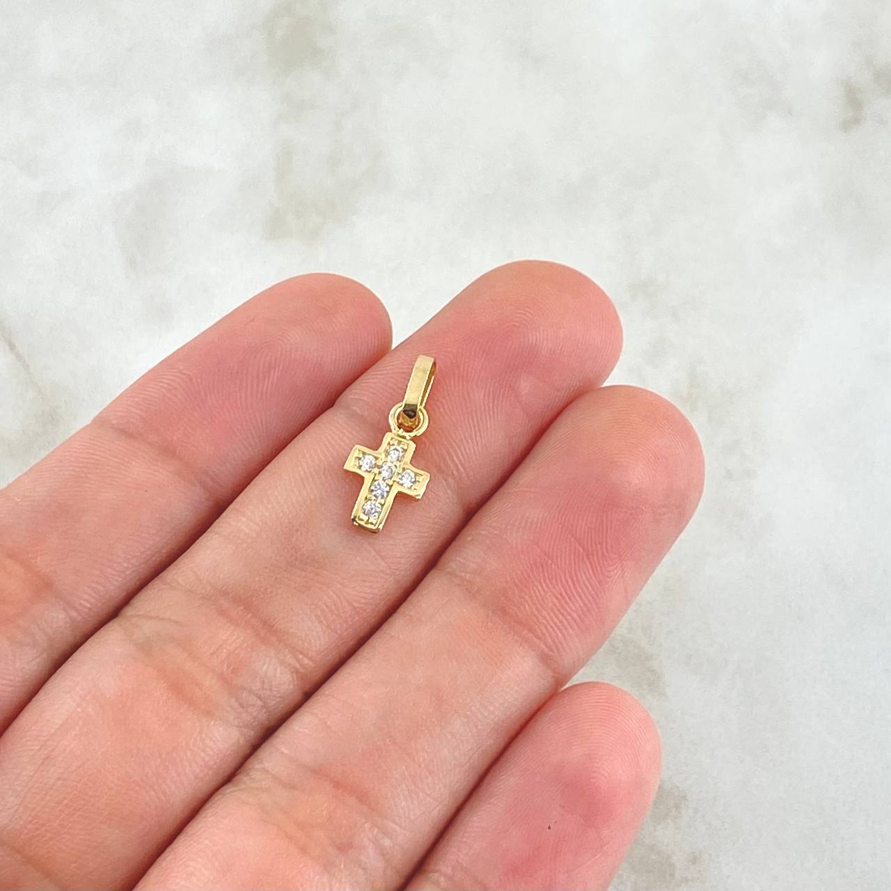 Dije Cruz Punteada 0.55gr / 1.5cm / Circones Blancos Oro Amarillo 18K