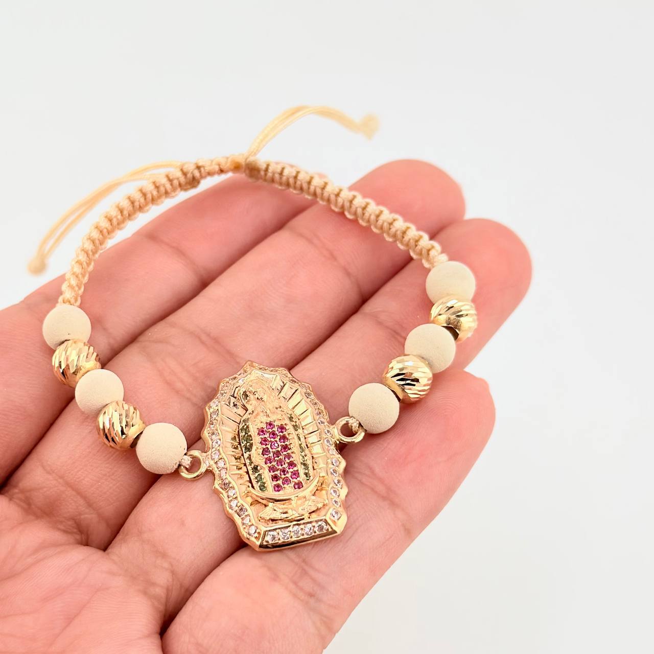 Pulsera Tejida Beige Virgen de Guadalupe Bolas Diamantadas Oro Amarillo 18K