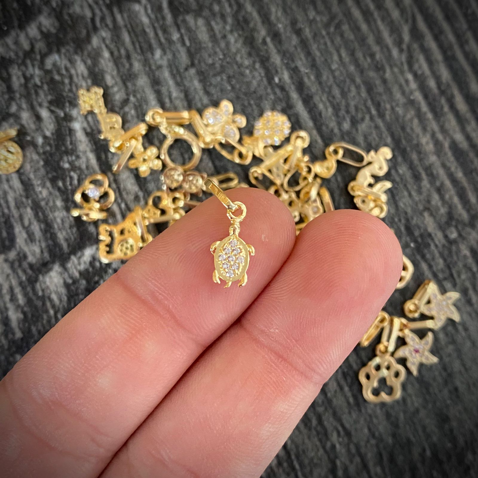 Dije Tortuga 0.4gr/1.6cm Tiny Circones Blancos Oro Amarillo*