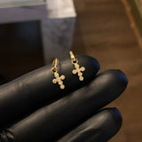 Dije Cruz Redondeada 0.7gr / 1.7cm Circones Blancos Oro Amarillo