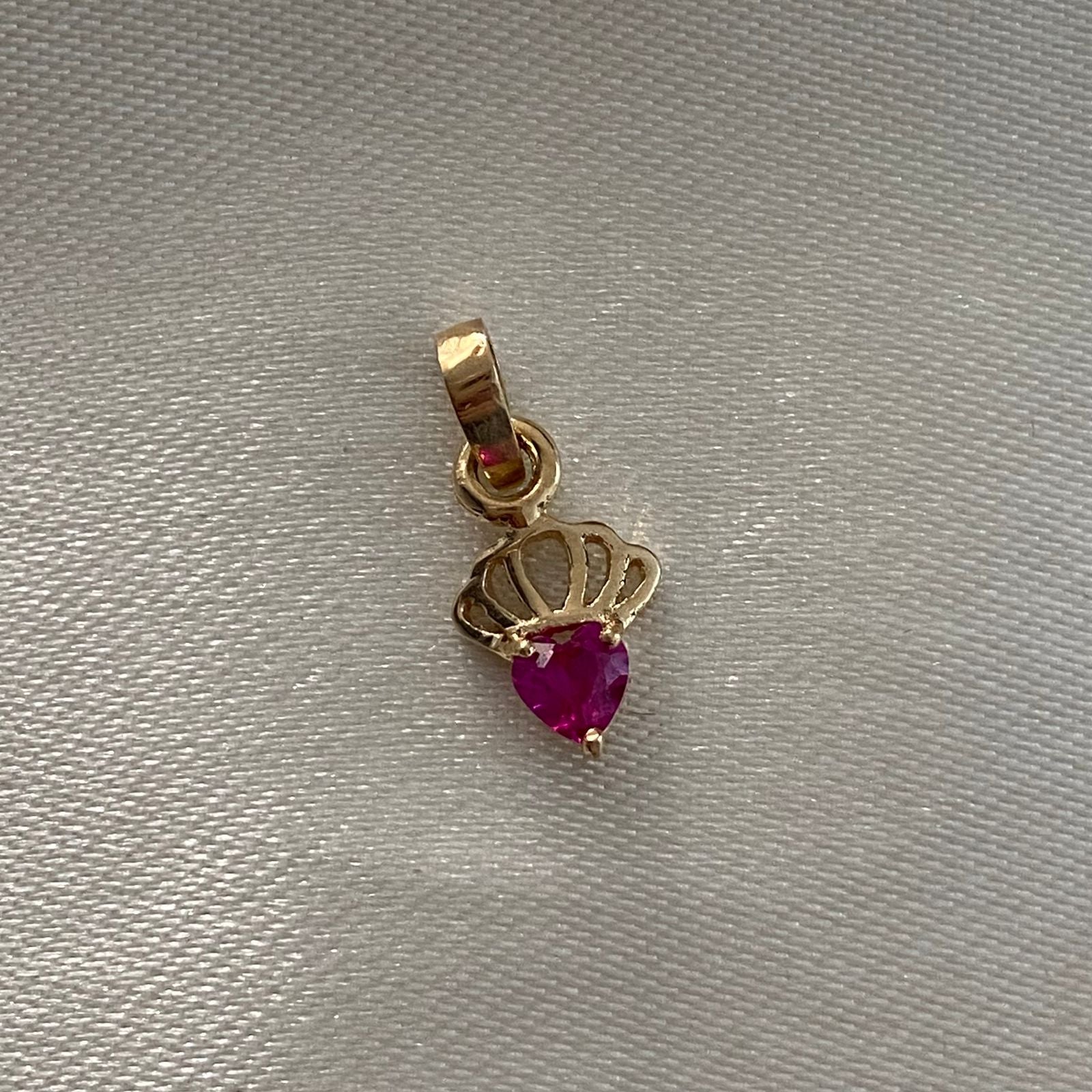 Dije Corona Corazon 0.75gr/1.6cm Circon Fucsia Oro Amarillo