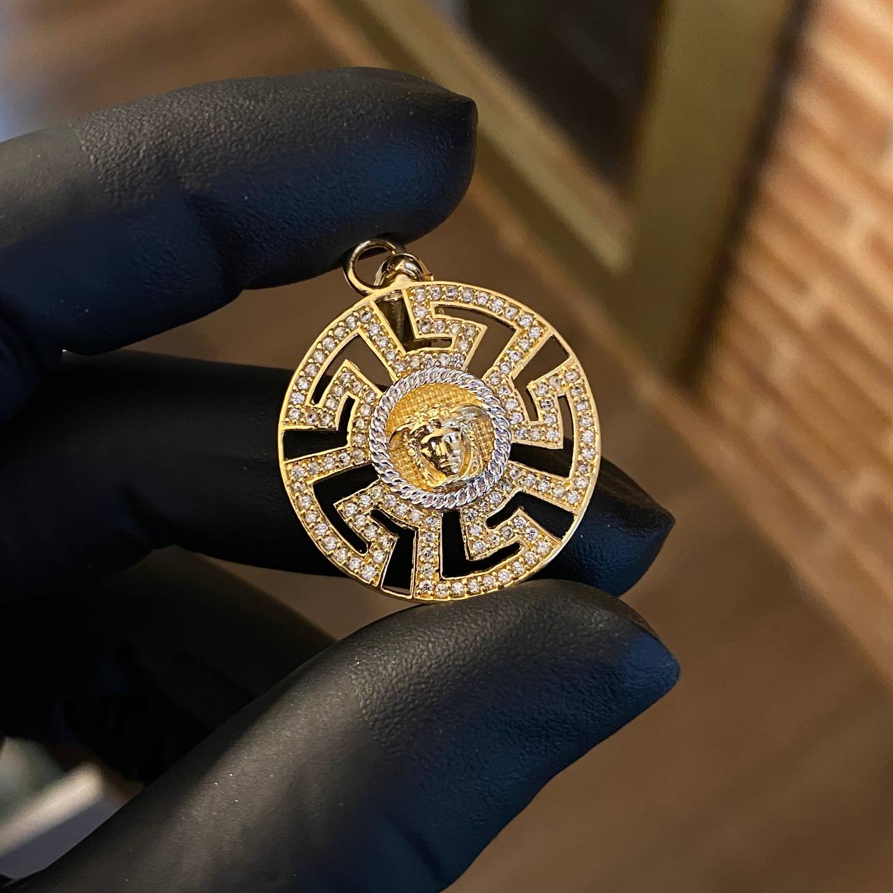 Dije Medusa VS 6.3gr / 3.9cm Circones Blancos Oro Amarillo