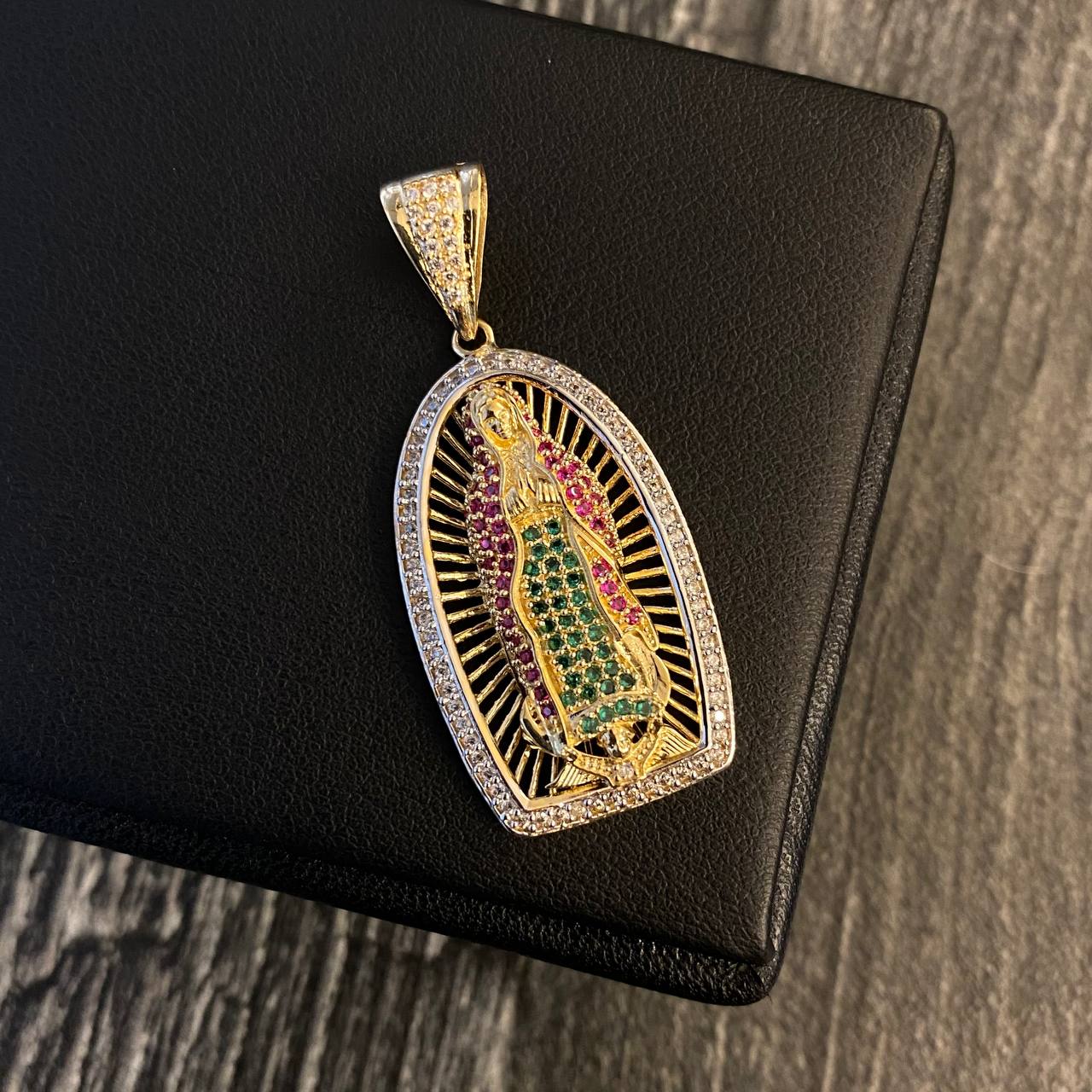 Dije Virgen de Guadalupe 7.6gr/4.5cm Circones de Colores Dos Oros*