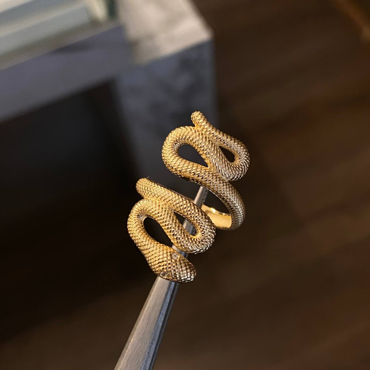 Anillo Serpiente 5.95gr T6 Circones Blancos Oro Amarillo