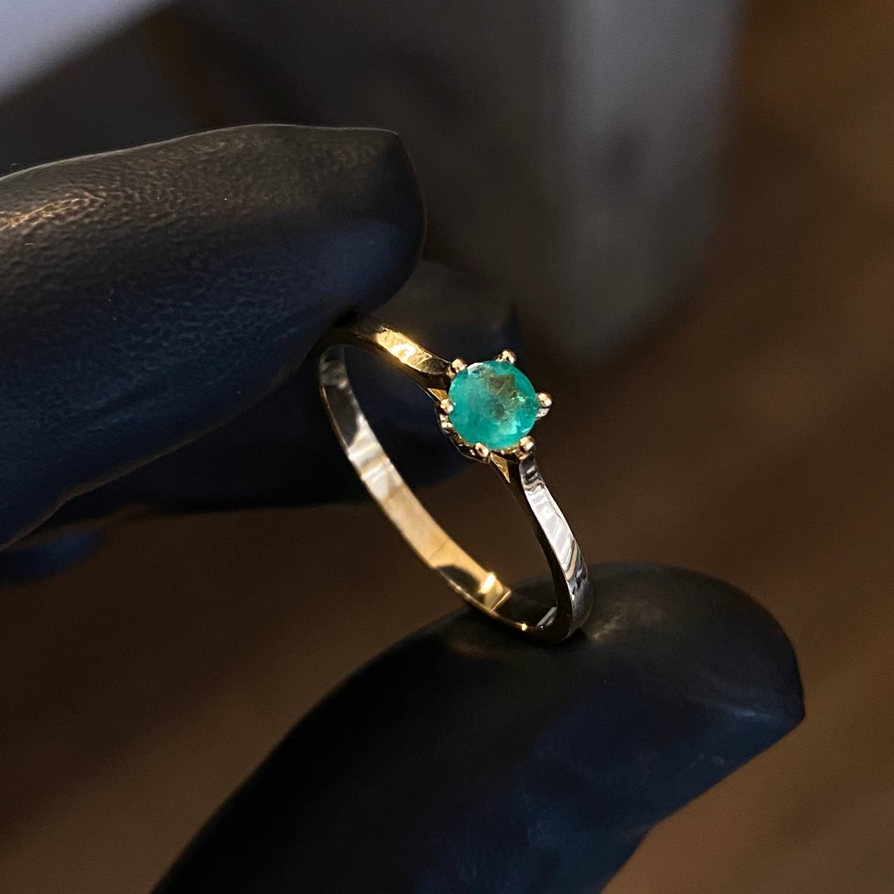 Solitario Liso 1.9gr-T7 Anillo Esmeraldas 28pts Oro Amarillo (Joya)*