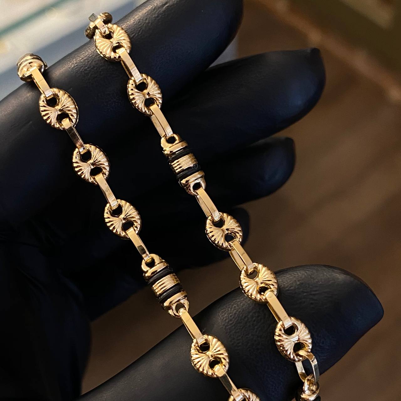 Pulso Rustico GC CT 5.7gr / 21.5cm Rayado Diamantado Cauchos Negros Oro Amarillo*