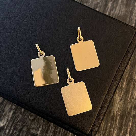 Dije Placa Rectangular Curva 1.25gr / 2.3cm (1.5cm*1.3cm) Liso Mate Oro Amarillo