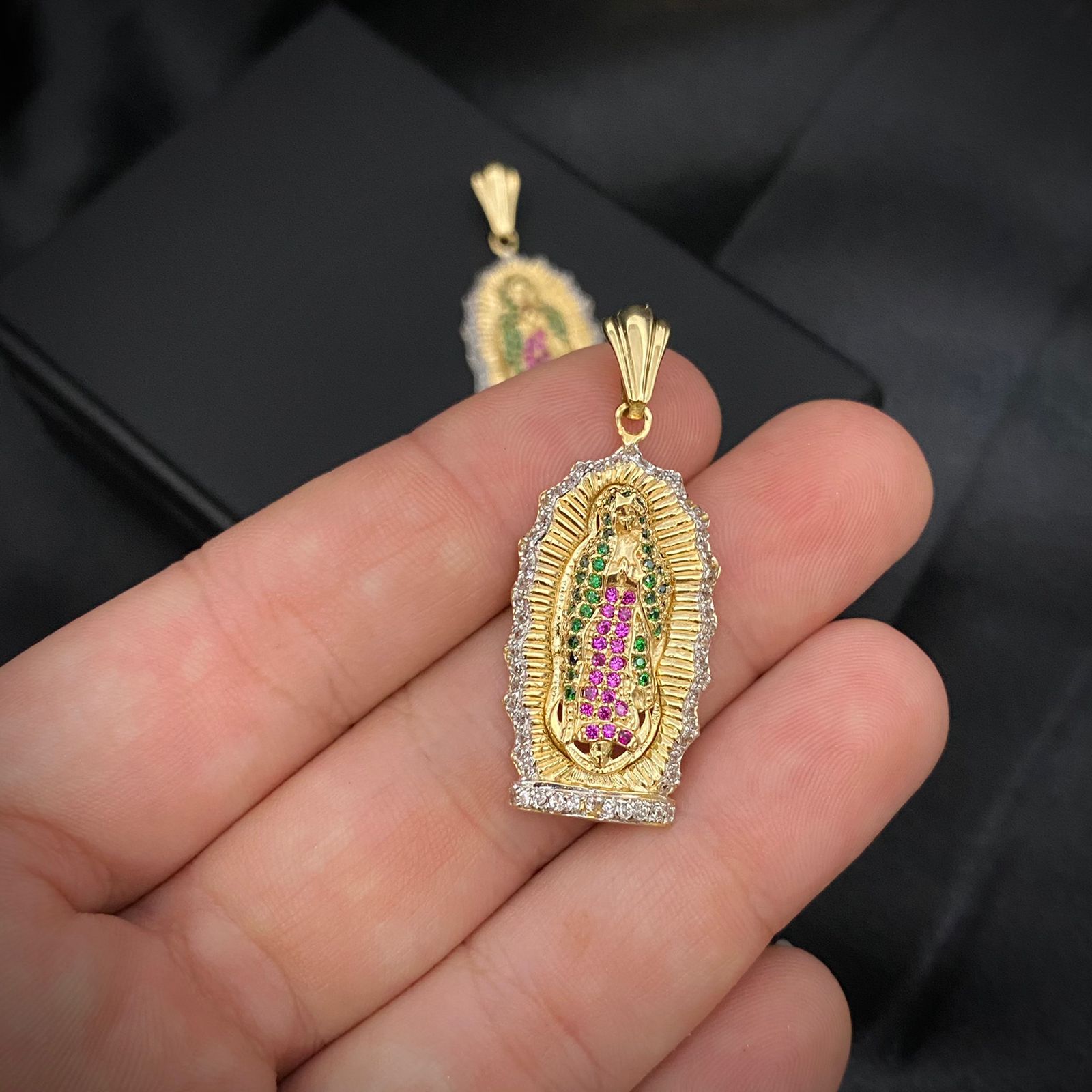 Dije Virgen de Guadalupe 5.2gr/3.9cm Circones Verdes Rosas Blancos Oro Amarillo*