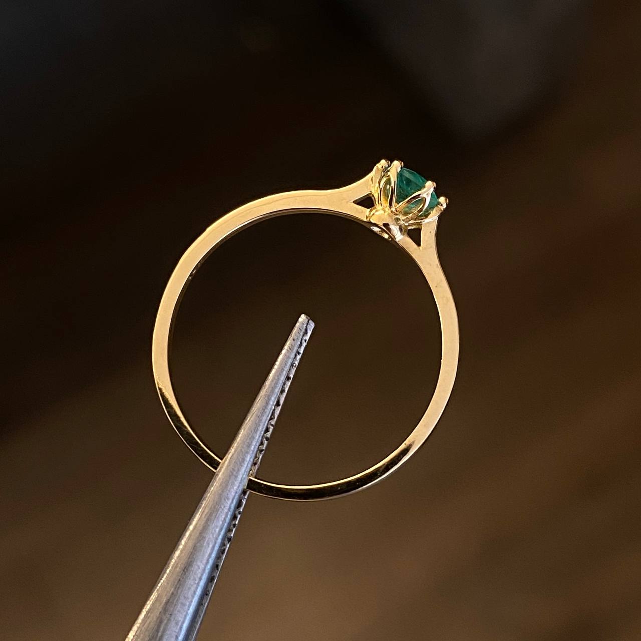 Solitario Liso 1.9gr-T7 Anillo Esmeraldas 28pts Oro Amarillo (Joya)*