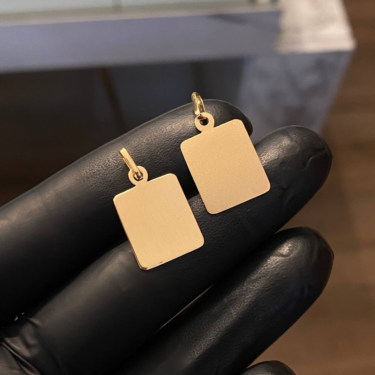 Dije Placa Rectangular Curva 1.25gr / 2.3cm (1.5cm*1.3cm) Liso Mate Oro Amarillo