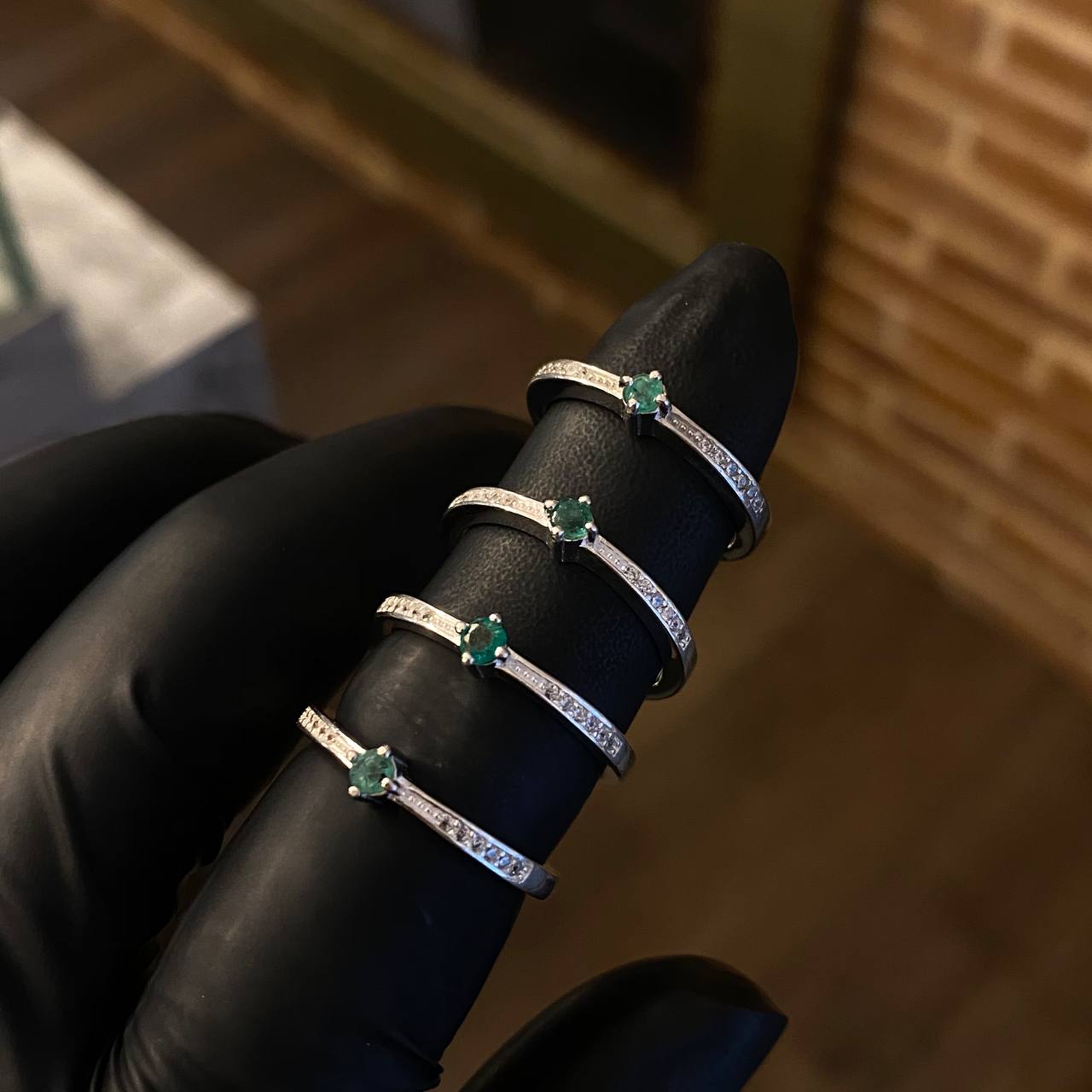 Solitario Esmeralda 10pts T7 Anillo Circones Blancos Plata 925 (Joya)