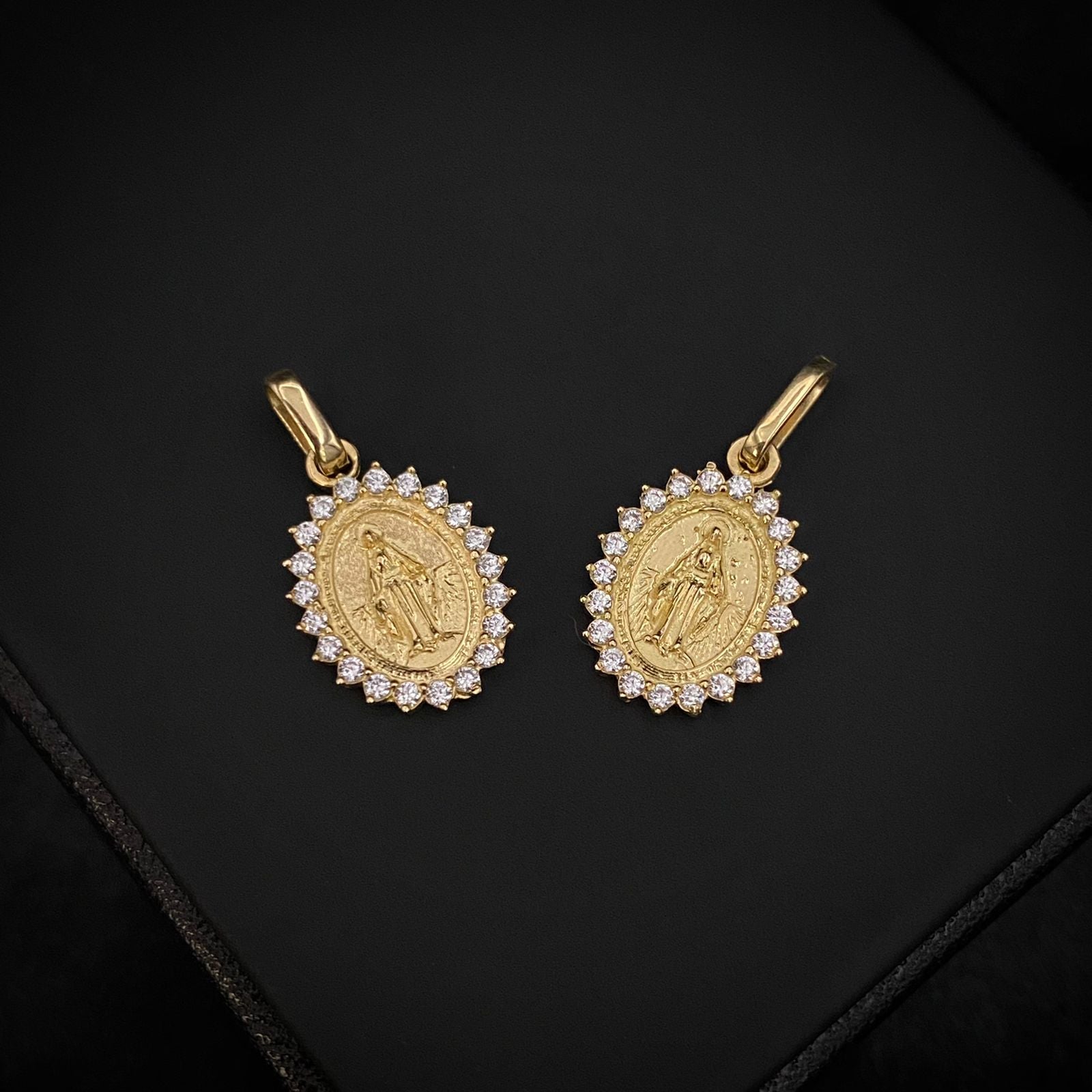 Dije Virgen Milagrosa 1.75gr/2.1cm Circones Blancos Oro Amarillo*