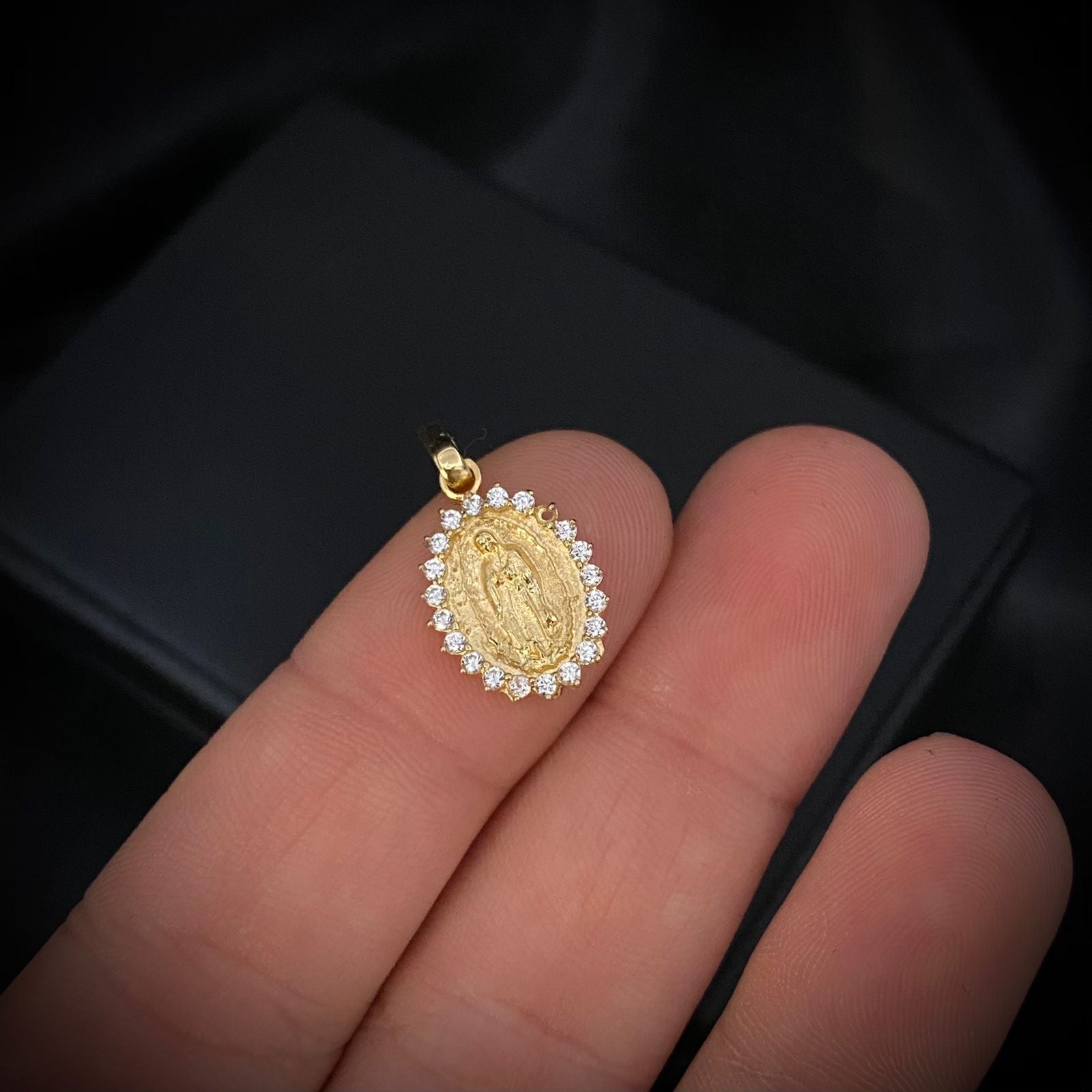 Dije Virgen de Guadalupe 1.35gr/2.1cm Circones Blancos Oro Amarillo*