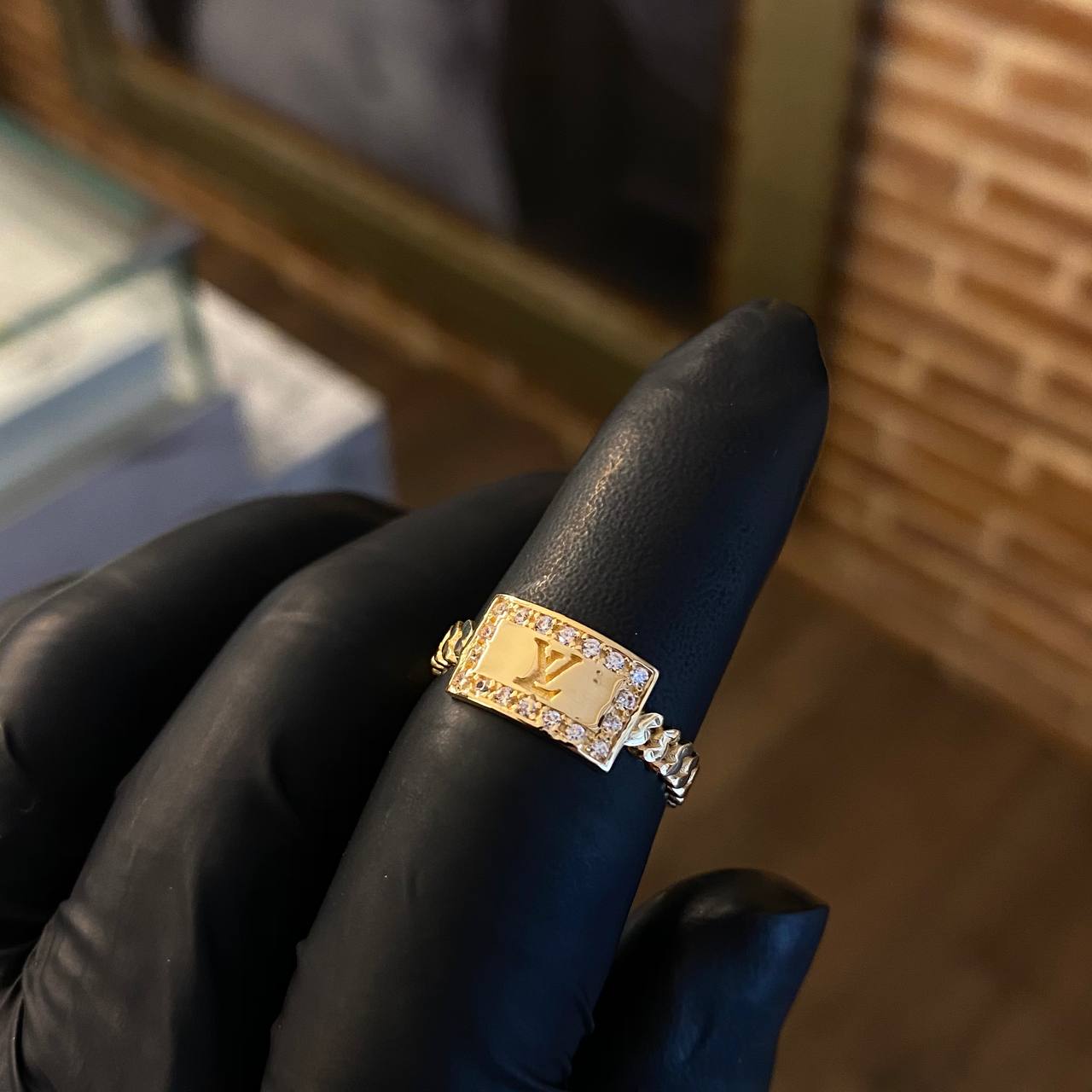 Anillo Cubano LV 3gr T7 Circones Blancos Oro Amarillo