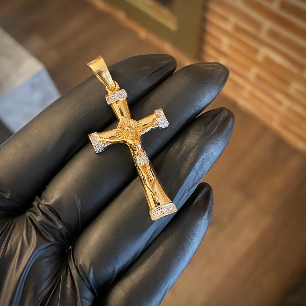 Dije Cristo Cruz 7.25gr/5cm Circones Blancos Dos Oros Amarillo Blanco