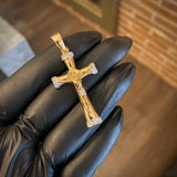 Dije Cristo Cruz 7.25gr/5cm Circones Blancos Dos Oros Amarillo Blanco