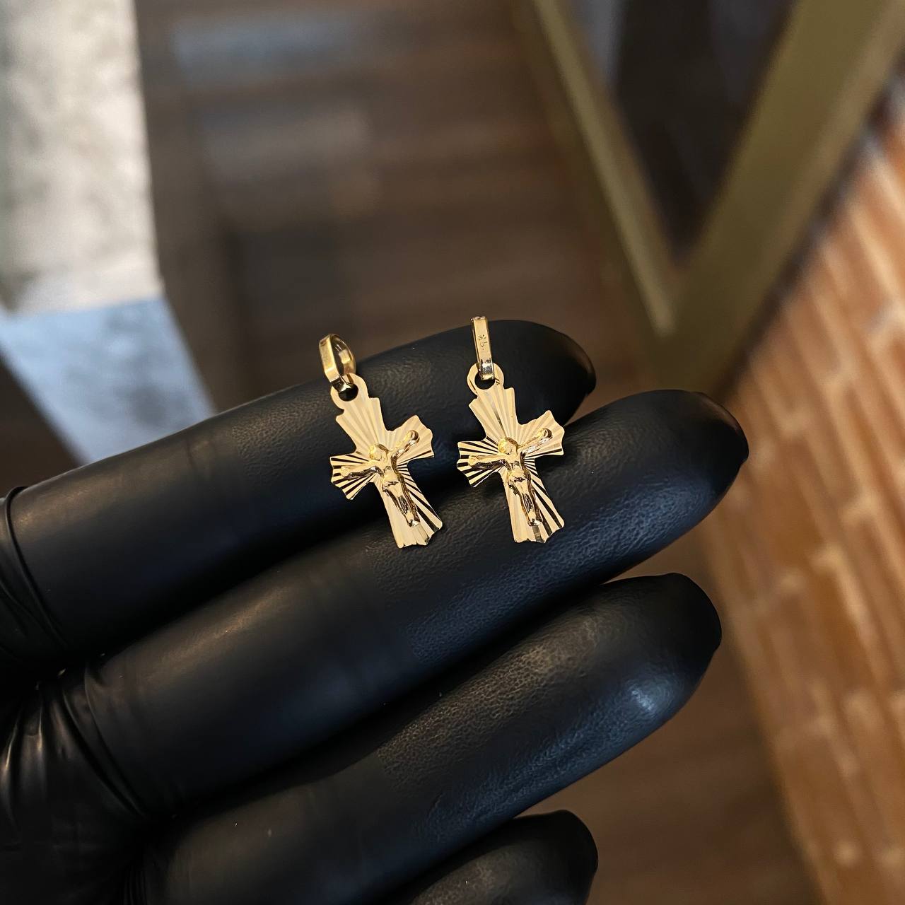 Dije Cristo Cruz Diamantada 0.85gr / 2.4cm Oro Amarillo