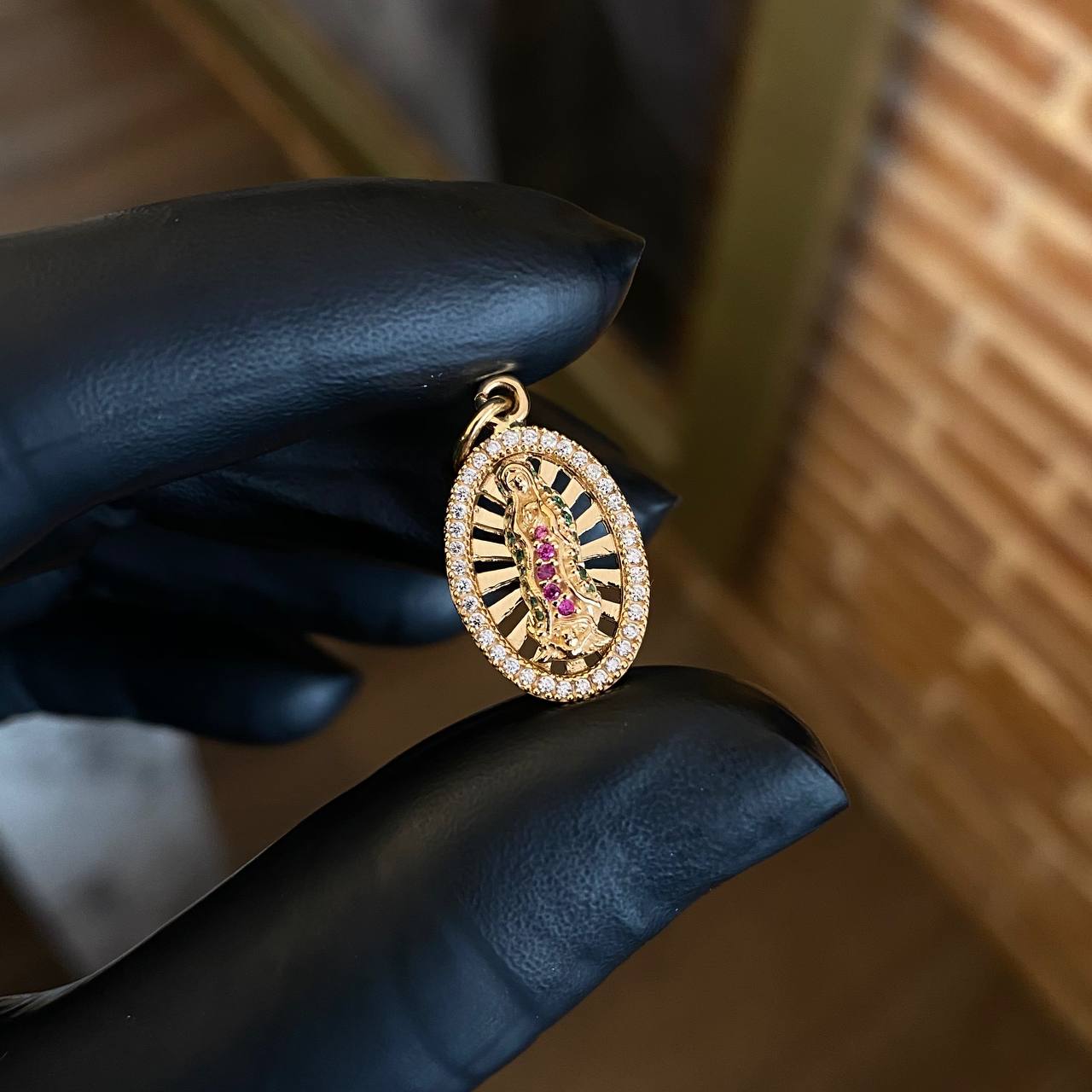 Dije Virgen de Guadalupe 2.45gr / 2.5cm Circones Fucsias Verdes Blancos Oro Amarillo