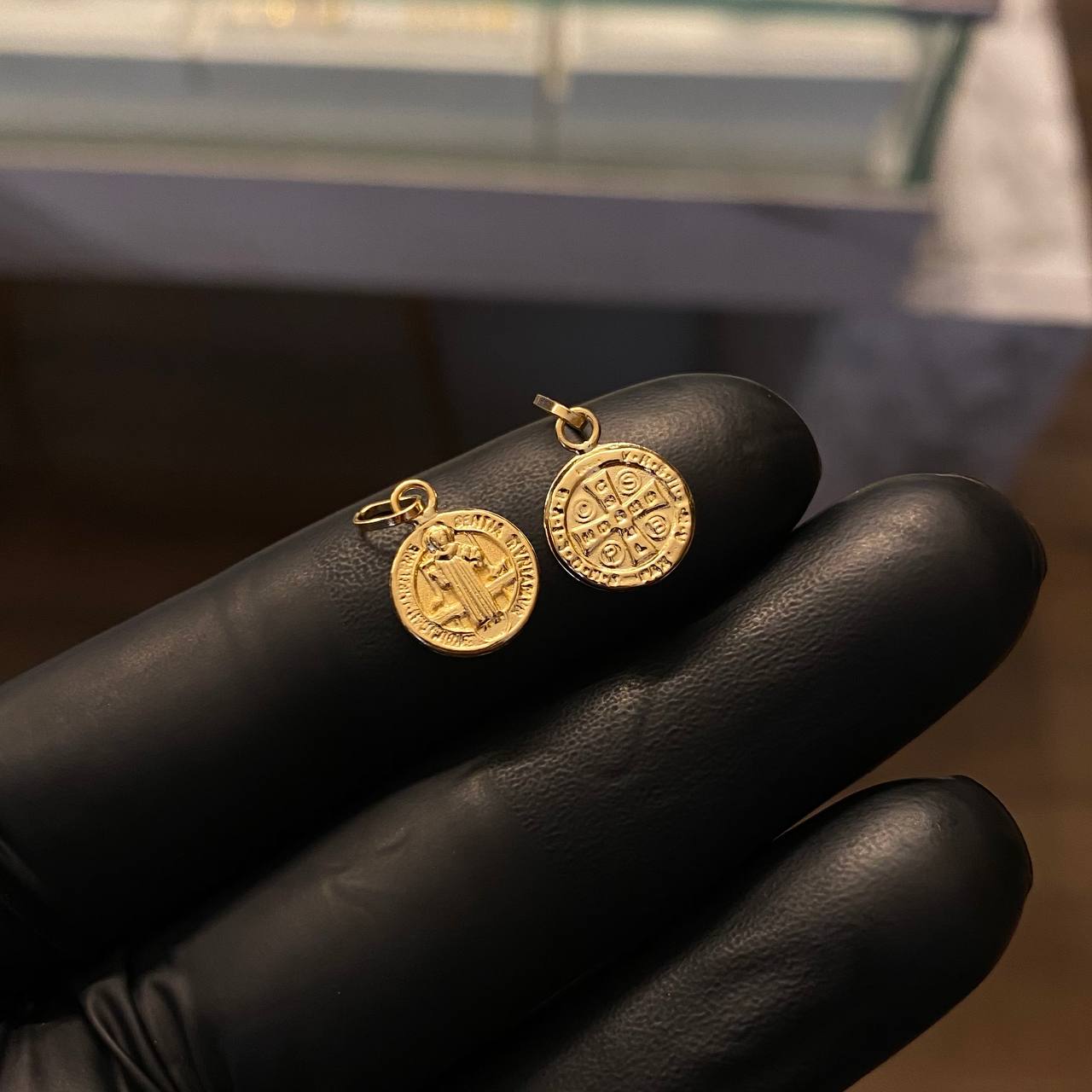 Dije San Benito 0.4gr / 1.5cm (0.7cm) Liso Oro Amarillo