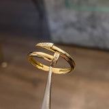 Anillo Clavo 2.7gr-T8 Circones Blancos Oro Amarillo