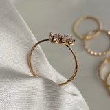 Anillo Trinity Trenzado 1.4gr-T8 1/4 Circones Blancos Oro Amarillo