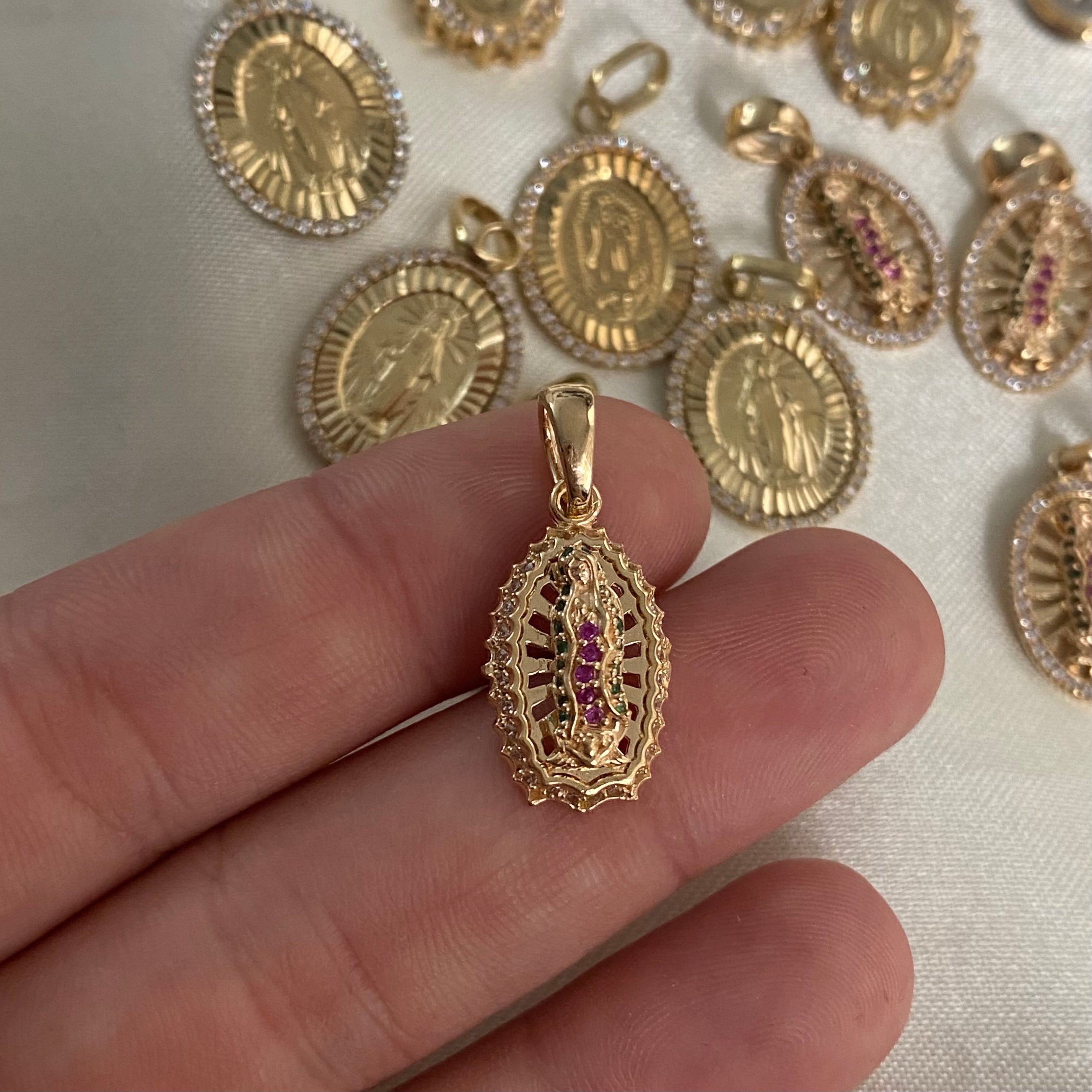 Dije Virgen de Guadalupe 3.05gr/2.5cm Silueta Circones Verdes Oro Amarillo