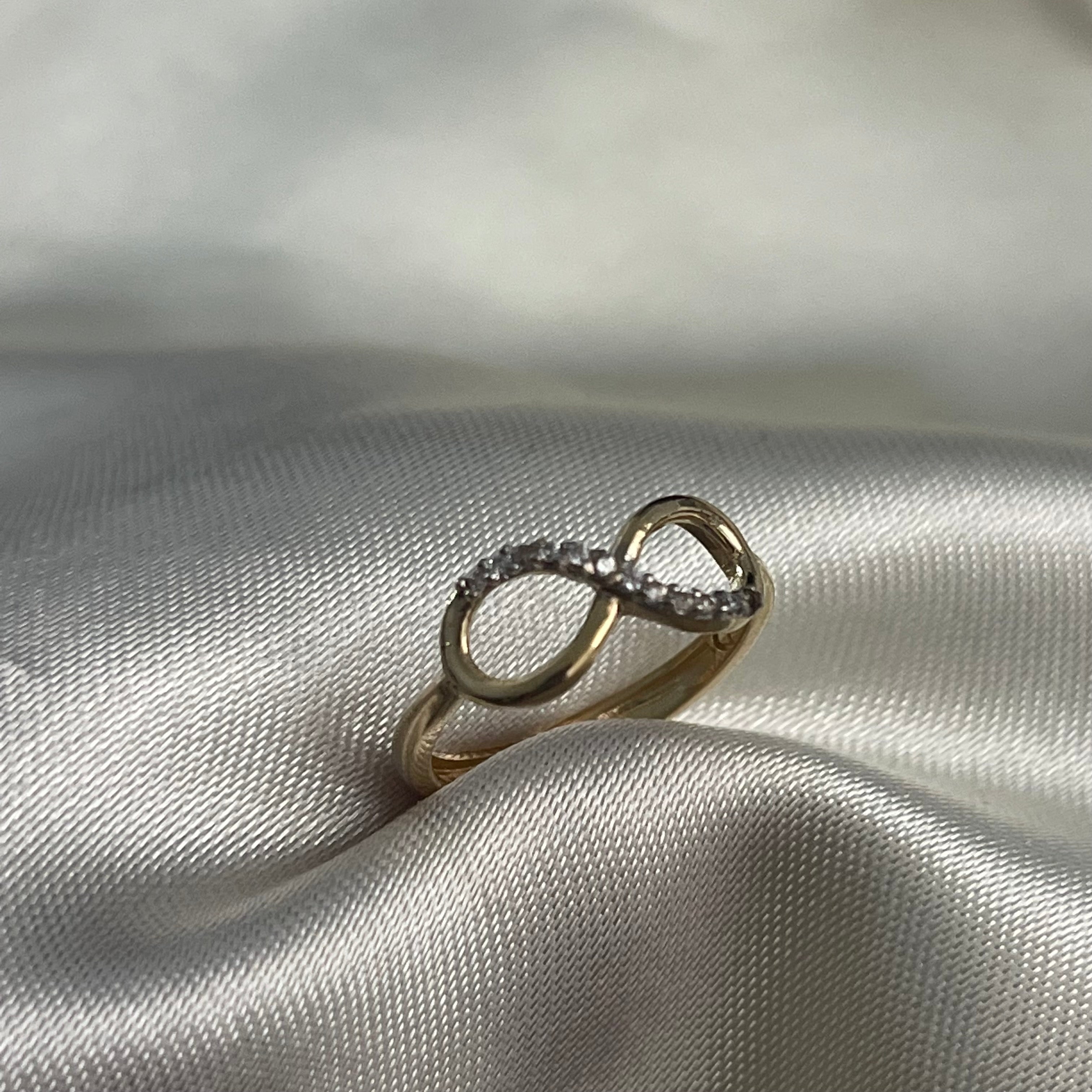Anillo Infinito 1,9gr - T5 Circones Blancos Oro Amarillo