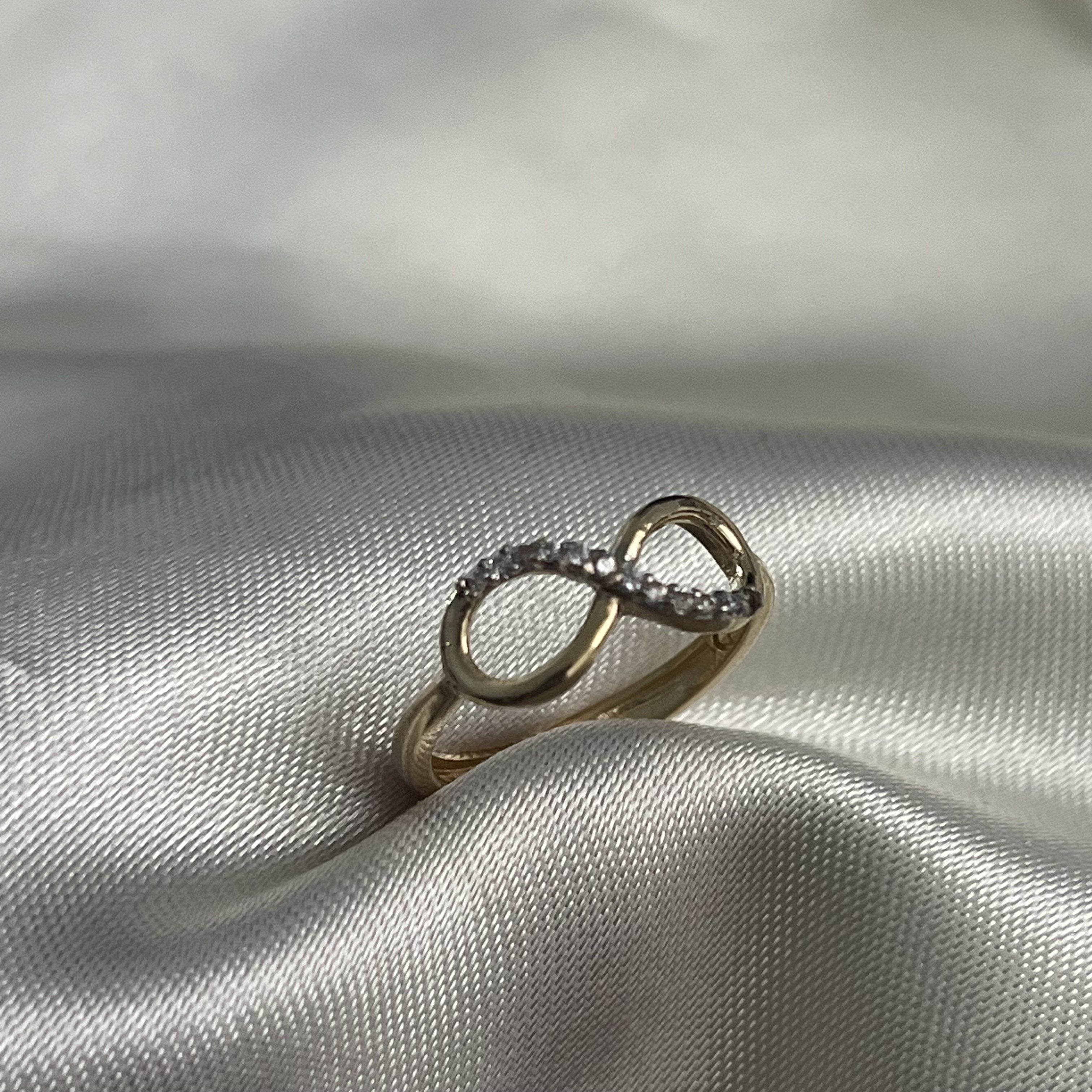 Anillo Infinito 2.05gr - T5 1/2 Circones Blancos Oro Amarillo